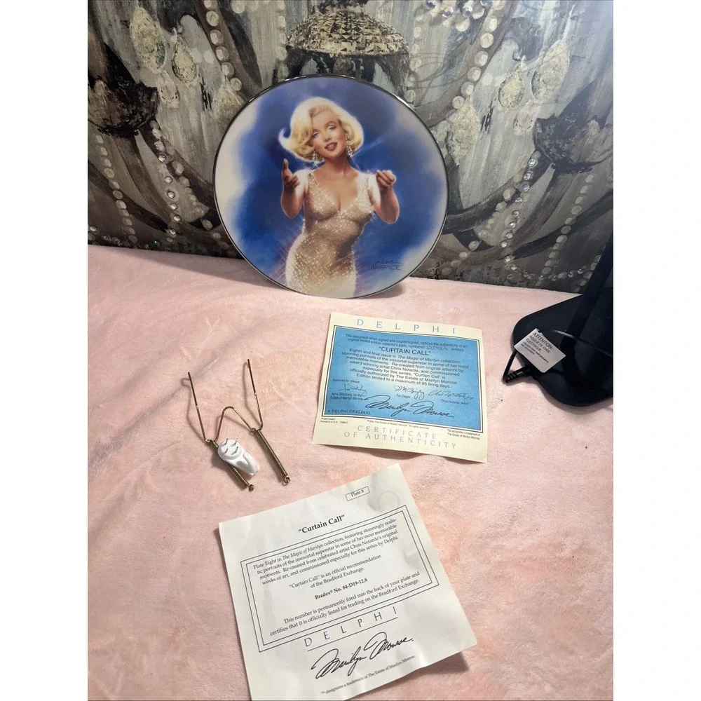 Marilyn Monroe curtain call Delphi collector plate‎ with hanger